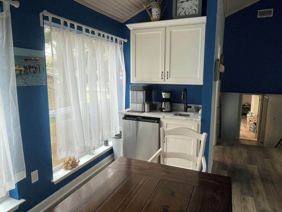 Wet bar and ice machine