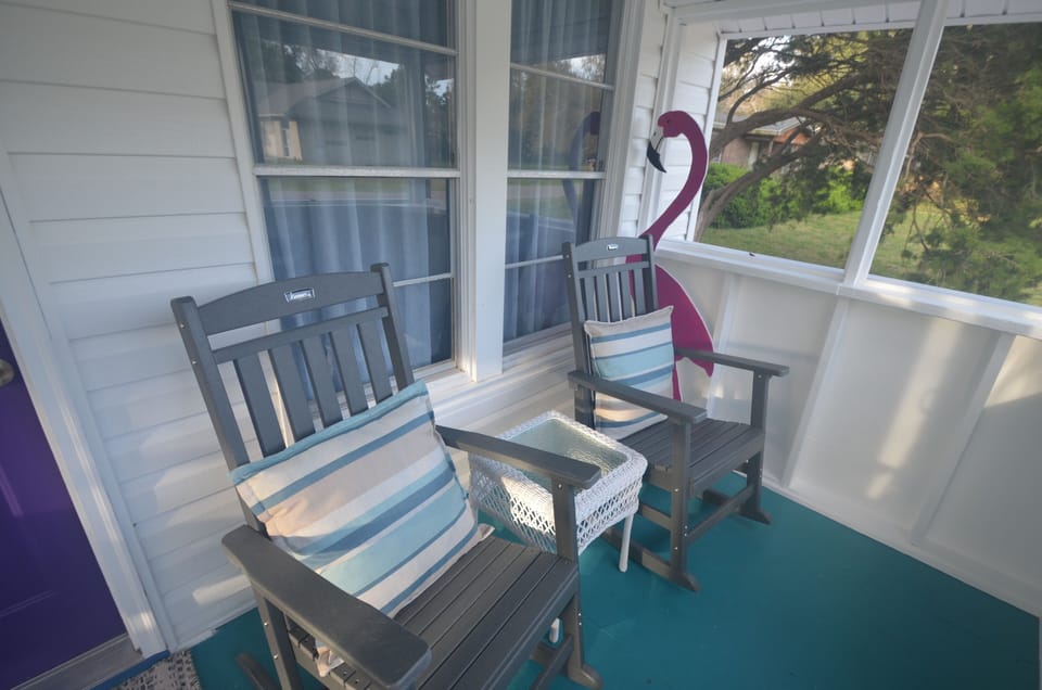 Right half of front screened porch