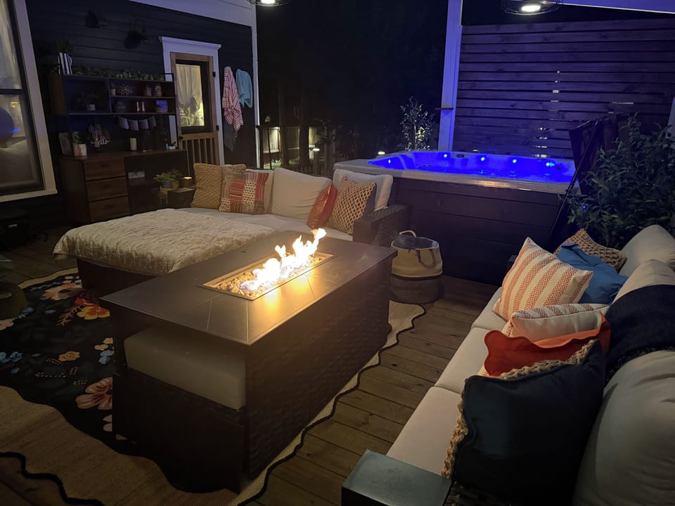 Outdoor living / hot tub area