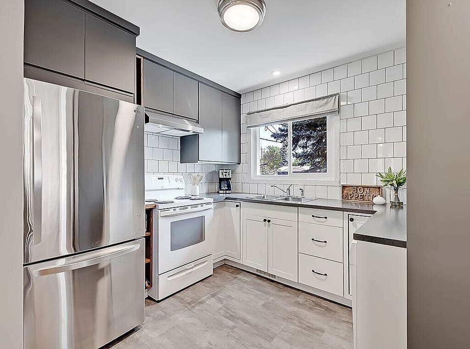 Well stocked kitchen! Everything you need from casual snacks to a turkey dinner.
