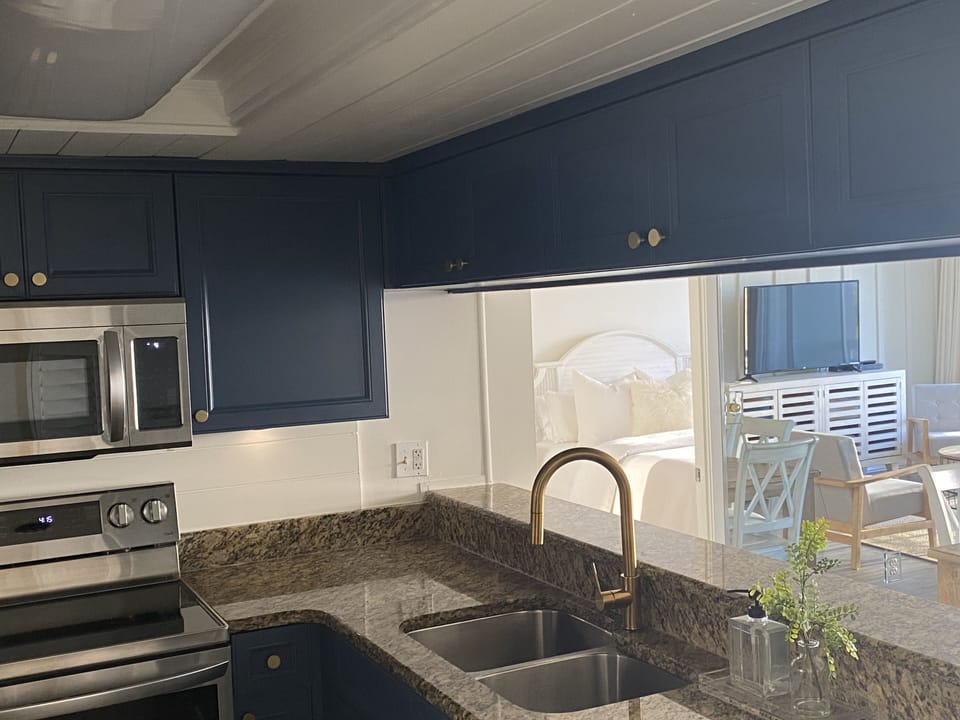 Open space and view of the ocean right from the kitchen!