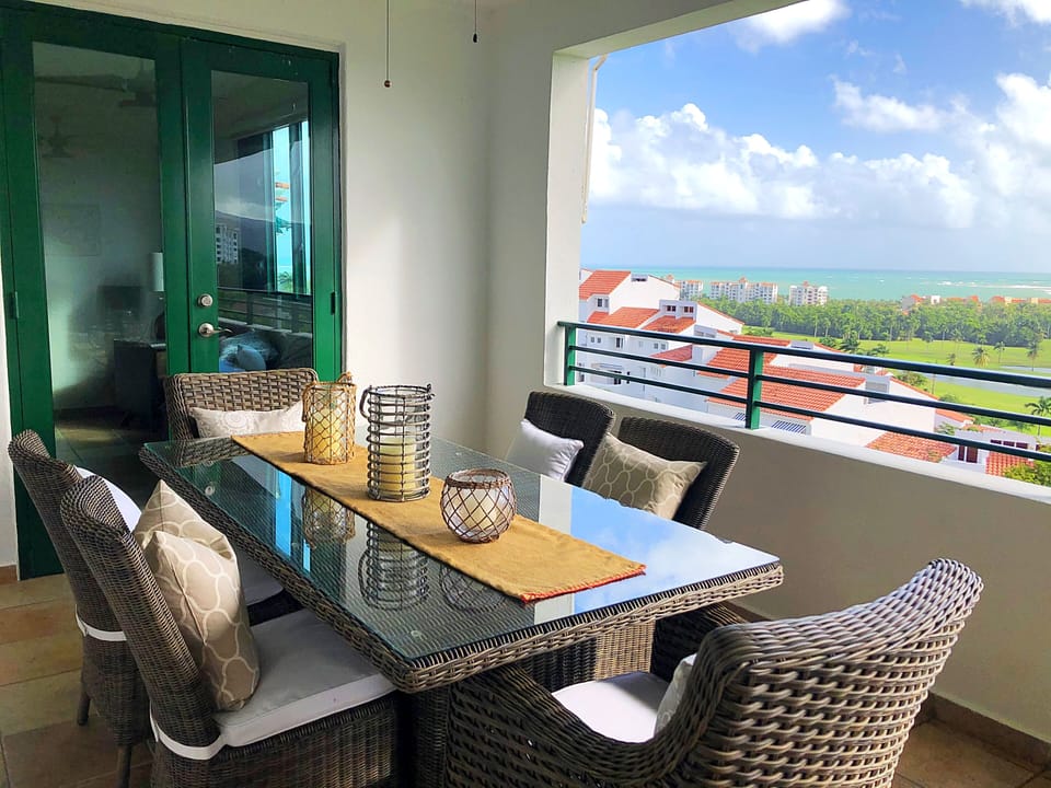 Have breakfast, lunch or dinner with this awesome view!