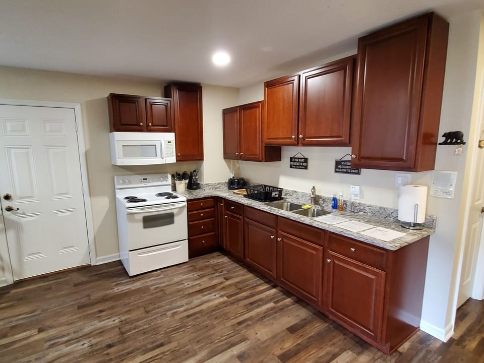 Open kitchen/breakfast area