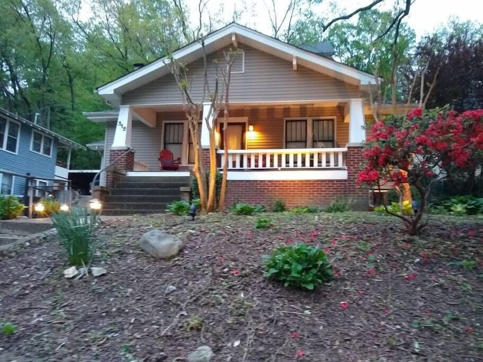 3 Blocks to restaurants and walking bridge over Tennessee River 