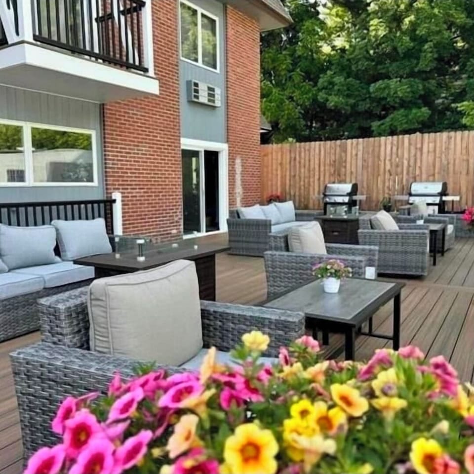 1000020390.jpg
grilling area next to pool 