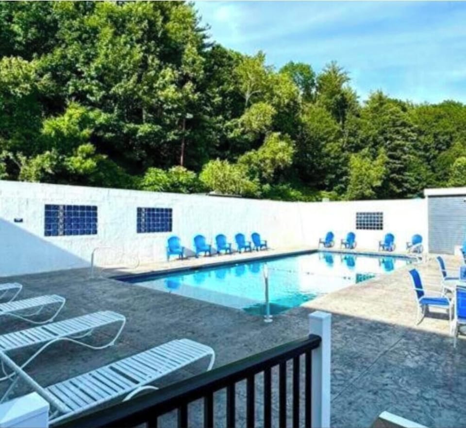 1000020388.jpg
pool area