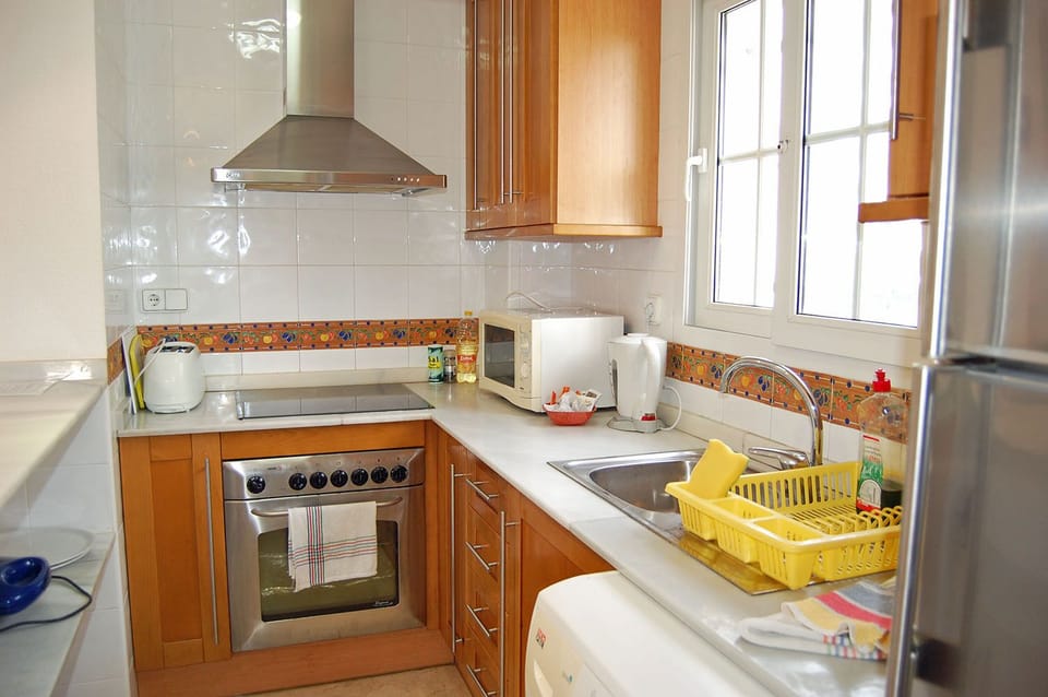 Fully fitted kitchen