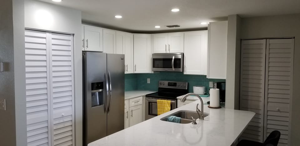 Modern and fully equipped kitchen.