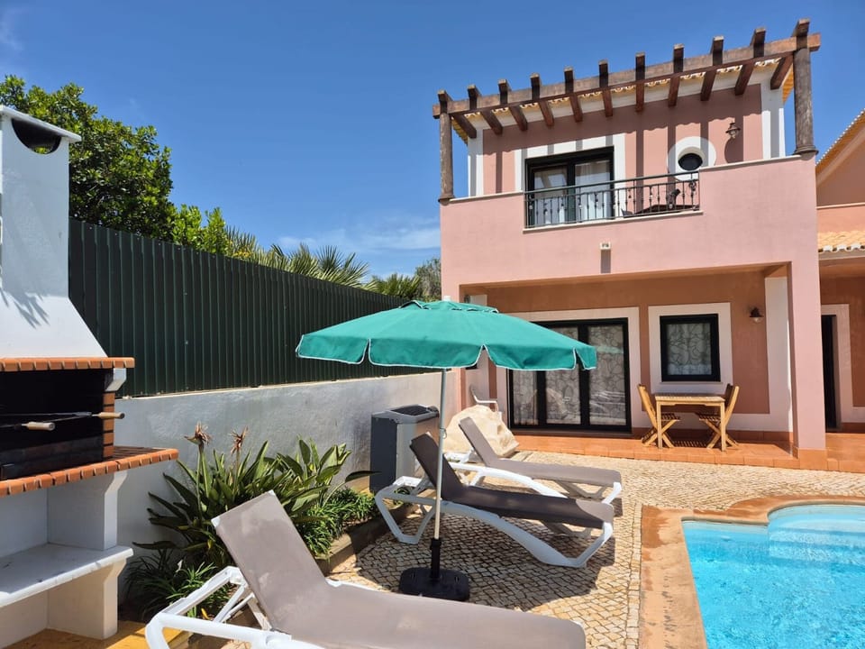 End Villa with Private Pool, BBQ and sunny patio
