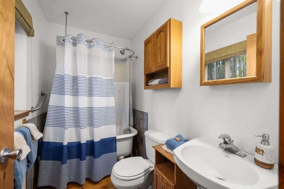 Lower Full size bathroom with clawfoot tub