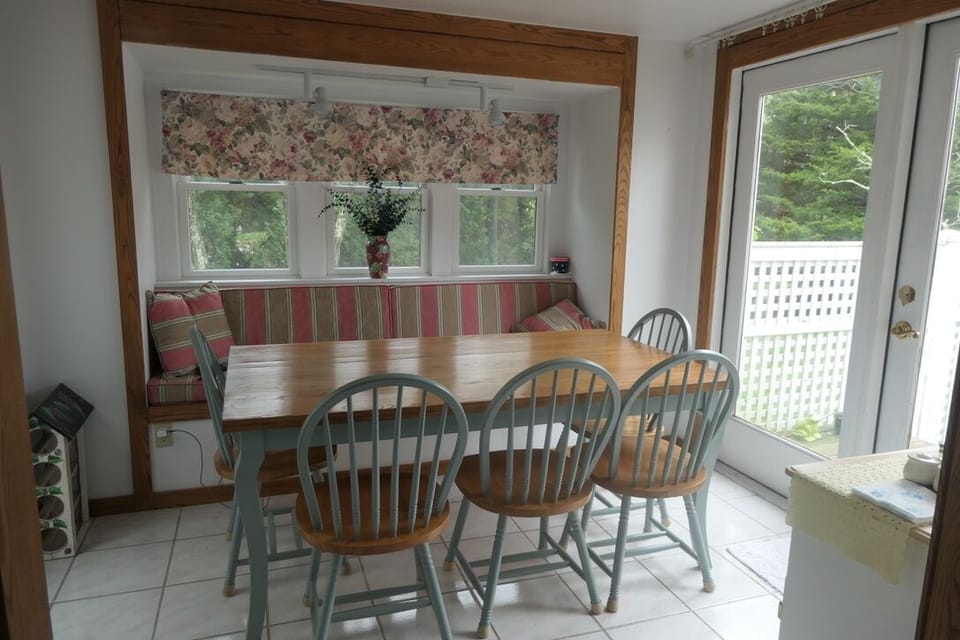 Dining room seats 8-10