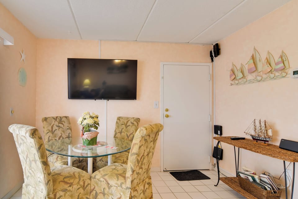 Living Room | Central A/C & Heating | Smart TV | Free WiFi