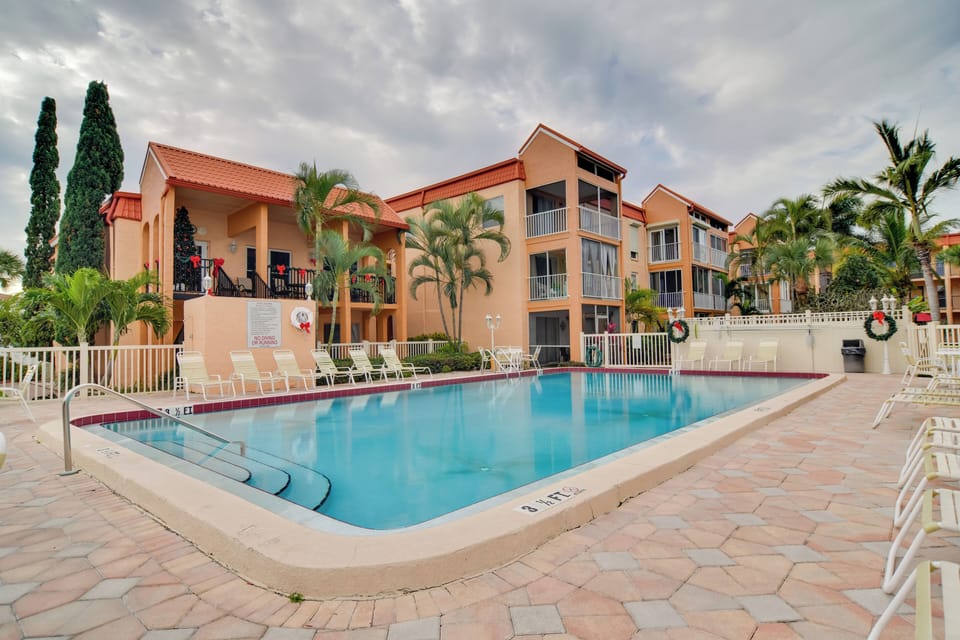 Community Amenities | Outdoor Pool