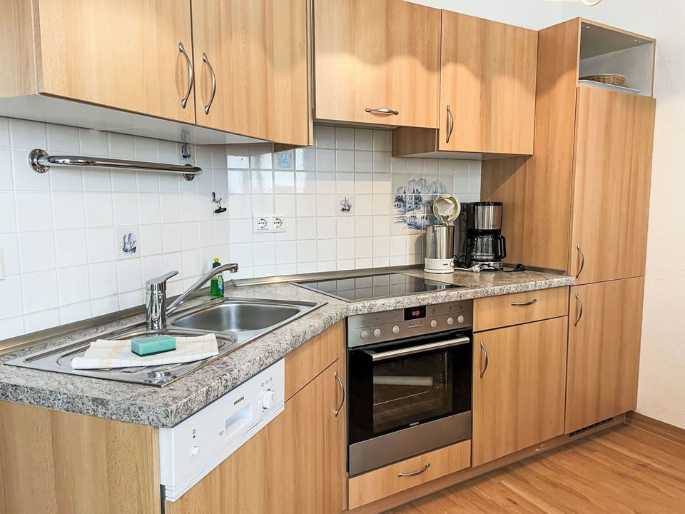 Countertop, Cabinetry, Kitchen Sink, Sink, Property, Tap, Building, Furniture, Kitchen, Plumbing Fixture