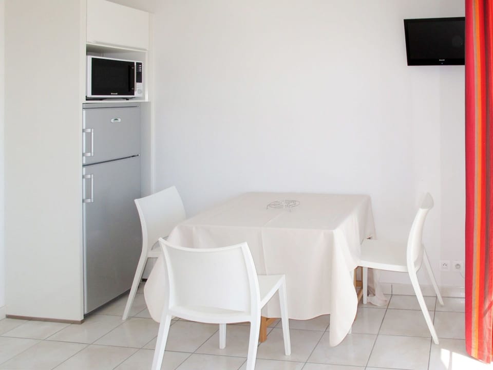 Room, White, Property, Furniture, Table, Dining Room, Interior Design, Floor, Building, House
