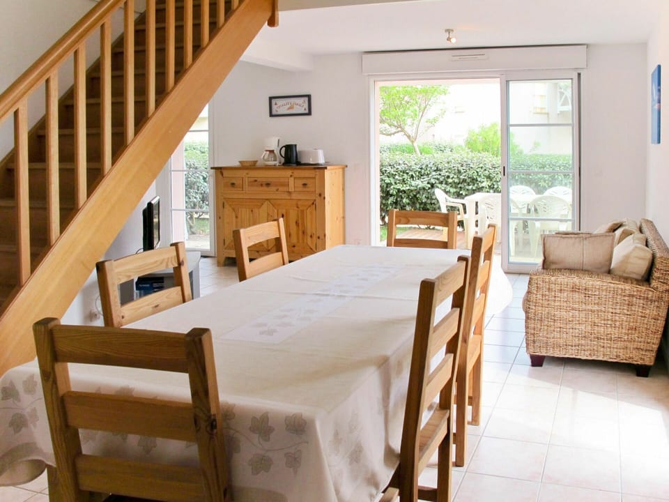 Furniture, Property, Table, Wood, Chair, Comfort, Flooring, Interior Design, Floor, Building