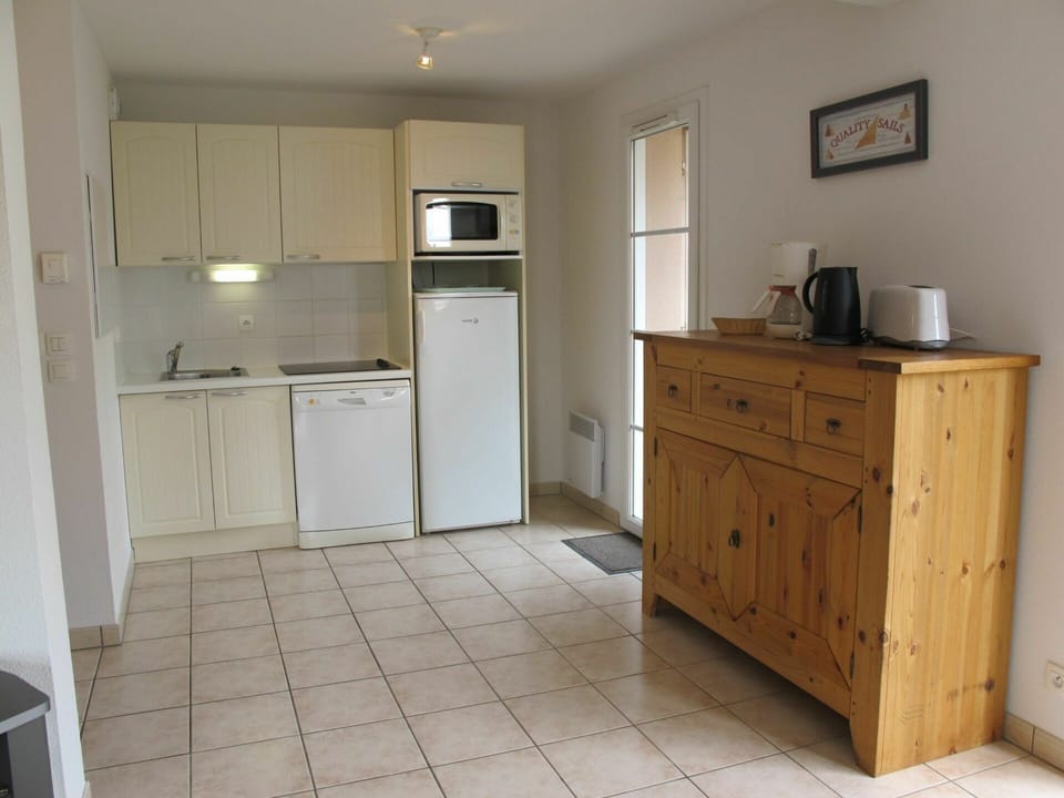Cabinetry, Furniture, Countertop, Window, Wood, Building, Interior Design, Flooring, Drawer