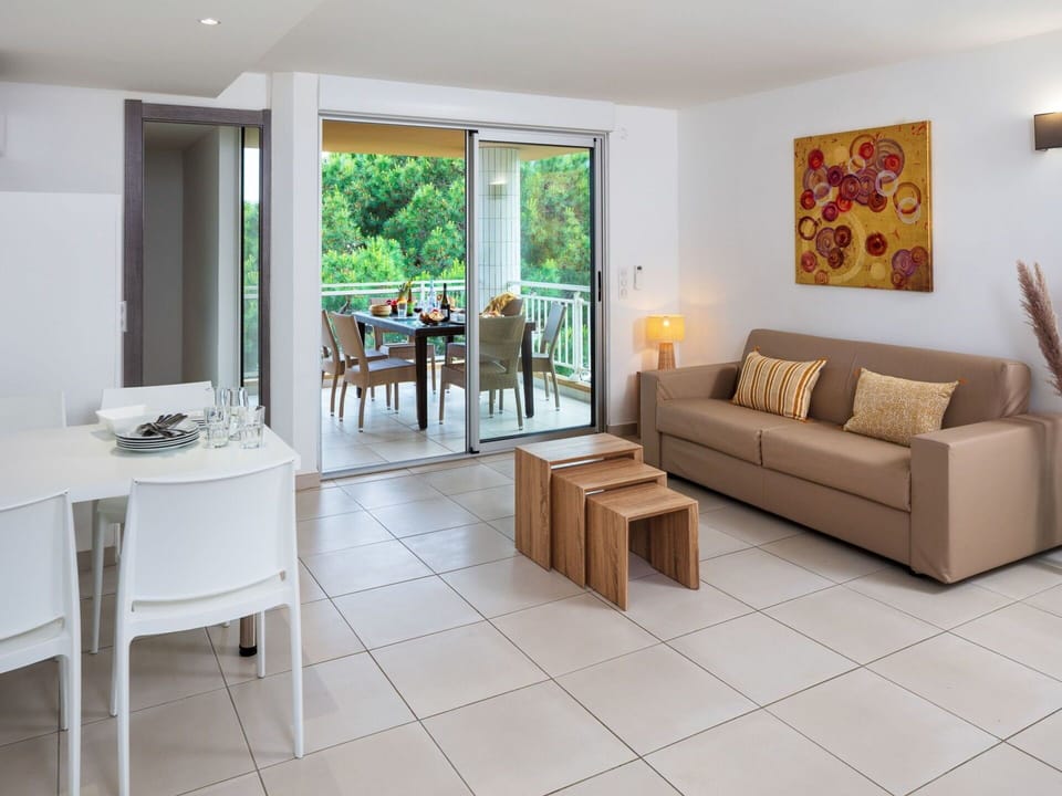 Table, Furniture, Property, Couch, Wood, Plant, Interior Design, Living Room, Floor, Flooring