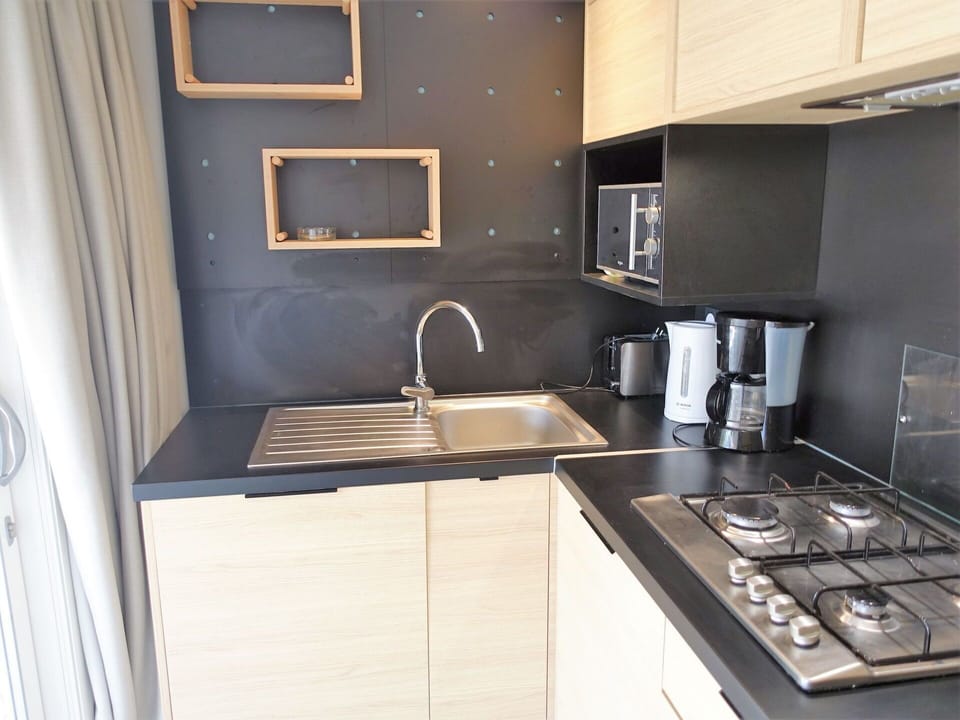 Kitchen Sink, Property, Cabinetry, Countertop, Sink, Gas Stove, Kitchen Appliance, Kitchen Stove, Cooktop, Home Appliance
