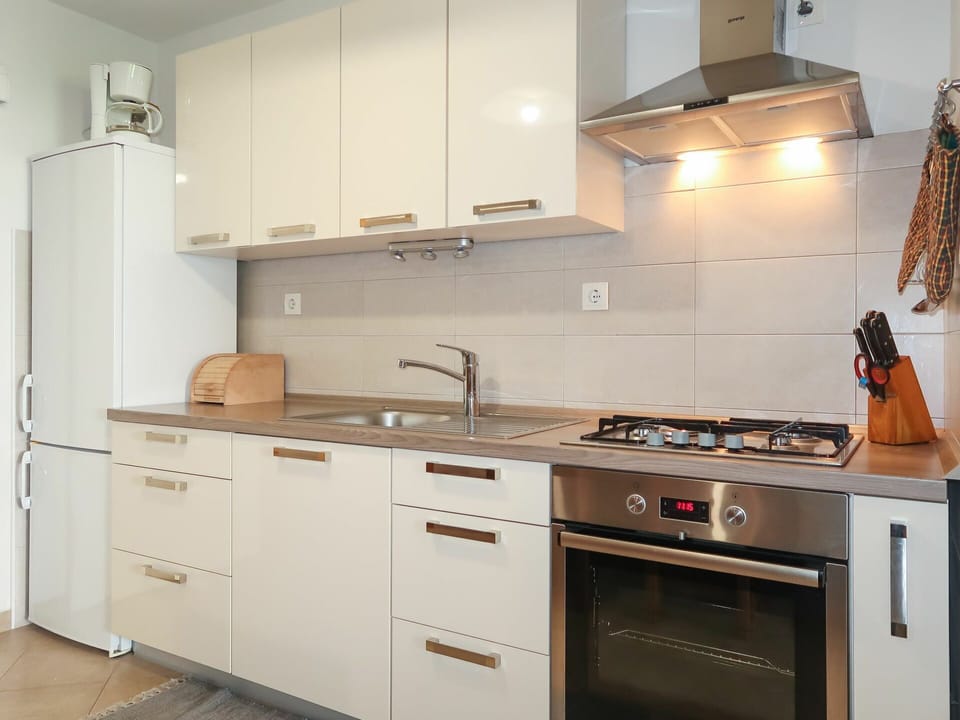 Cabinetry, Countertop, Building, Property, Furniture, White, Kitchen Stove, Kitchen, Wood, Sink