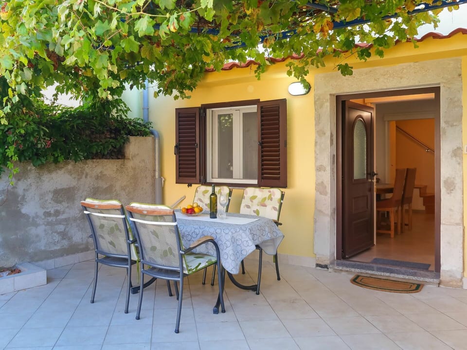 Table, Building, Furniture, Property, Plant, Window, Chair, House, Lighting, Door