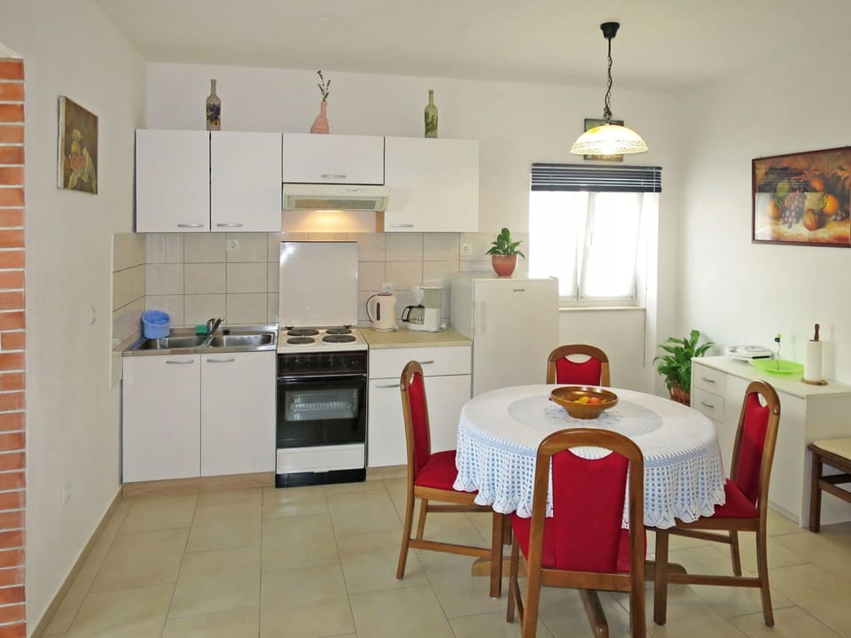 Room, Furniture, Property, Dining Room, Building, Kitchen, Interior Design, Floor, Countertop, House