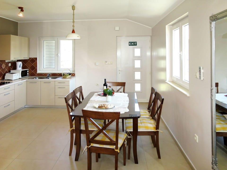 Room, Furniture, Dining Room, Interior Design, Property, Floor, Kitchen, Building, Countertop, Ceiling
