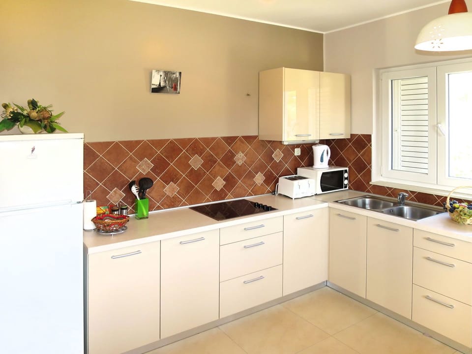 Countertop, Room, Cabinetry, Kitchen, Furniture, Property, Interior Design, Tile, Building, Drawer