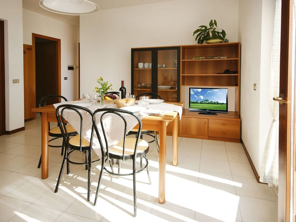 Room, Furniture, Property, Interior Design, Building, Floor, Table, House, Dining Room, Real Estate