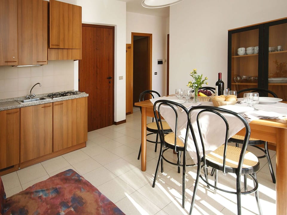 Room, Countertop, Furniture, Property, Kitchen, Floor, Cabinetry, Building, Interior Design, House