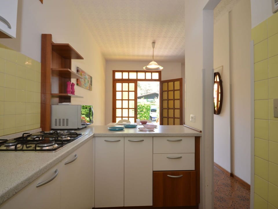 Cabinetry, Property, Countertop, Building, Wood, Drawer, Houseplant, Interior Design, Floor