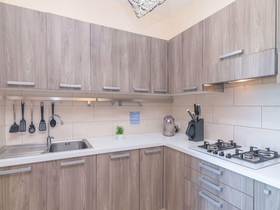 Cabinetry, Countertop, Kitchen Sink, Property, Sink, Tap, Building, Kitchen Stove, Kitchen, Wood