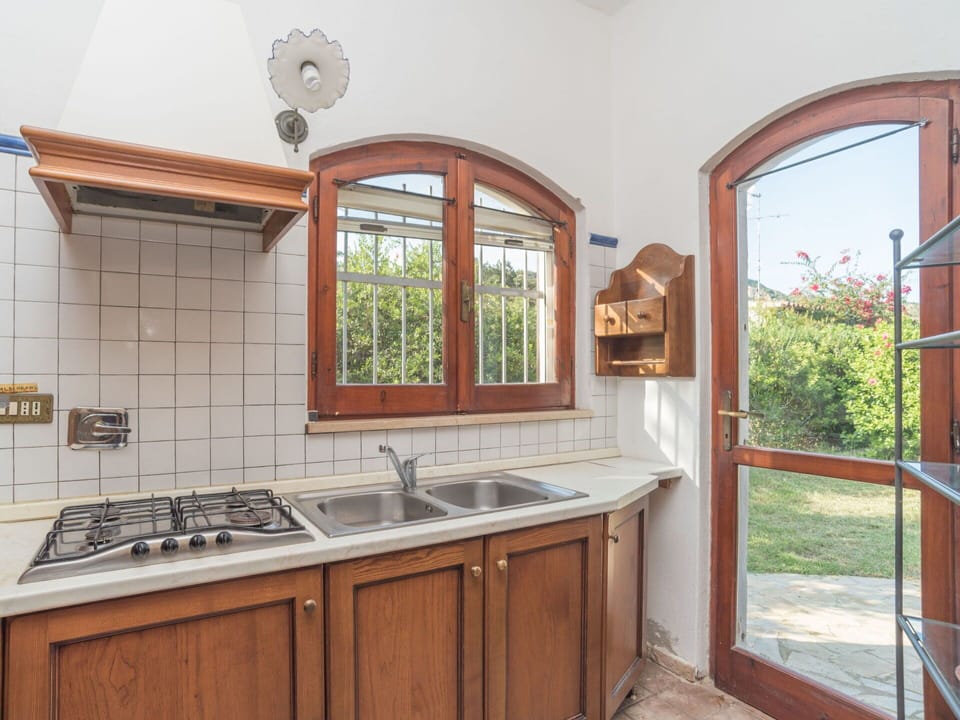 Kitchen Sink, Cabinetry, Sink, Property, Tap, Countertop, Building, Window, Plumbing Fixture, Wood