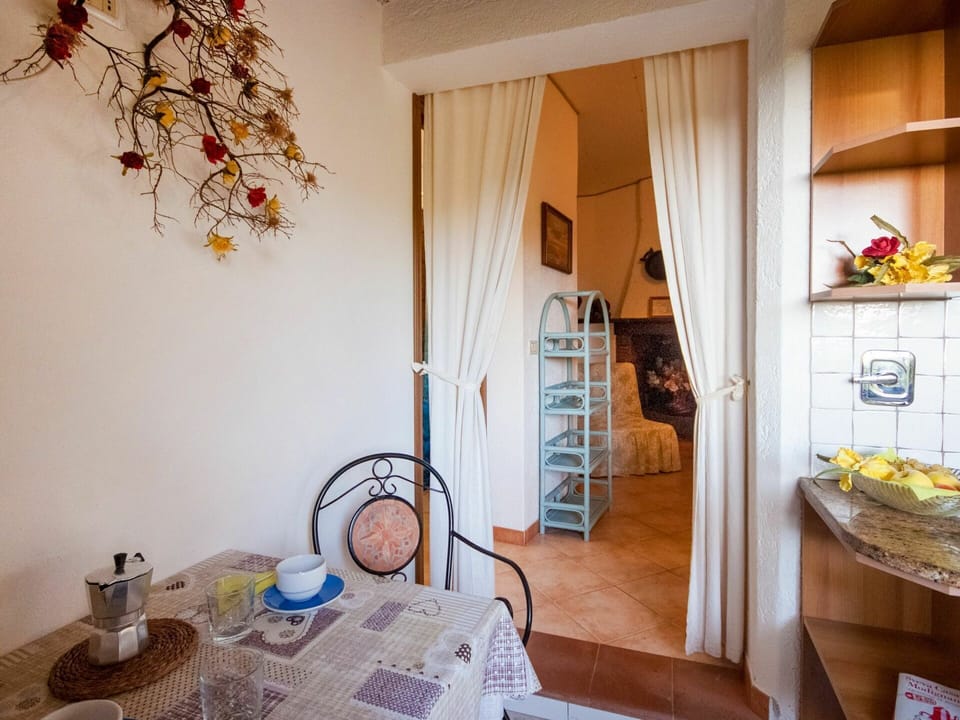 Property, Furniture, Table, Tableware, Wood, Interior Design, Textile, Orange, Building, Floor