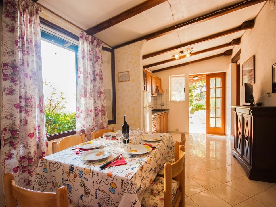 Furniture, Table, Window, Chair, Building, Wood, Plant, Interior Design, Cabinetry, Floor