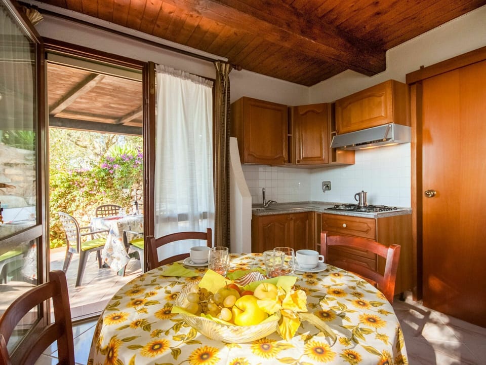 Table, Property, Furniture, Cabinetry, Building, Chair, Interior Design, Textile, Wood, Lighting