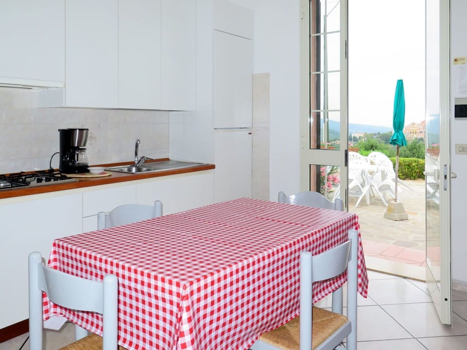 Property, Room, Tablecloth, Furniture, Table, Interior Design, Floor, House, Textile, Linens