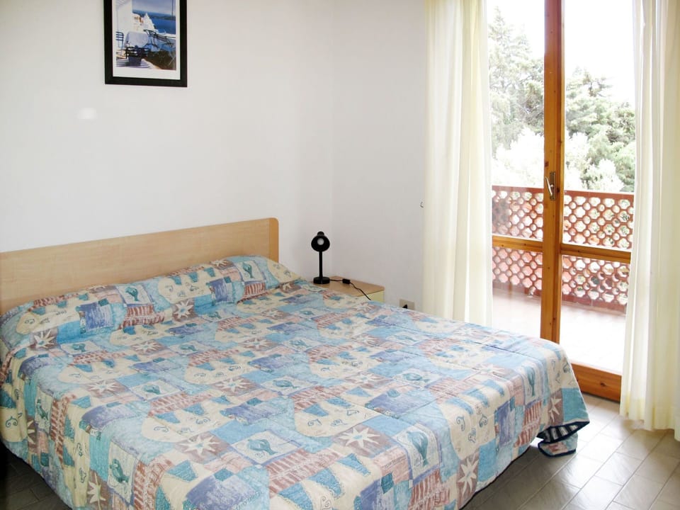 Bedroom, Bed, Bed Sheet, Furniture, Room, Bedding, Property, Bed Frame, Floor, Mattress