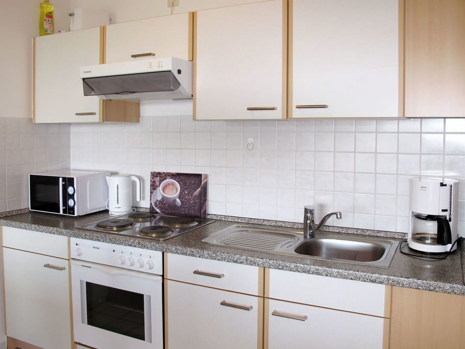 Countertop, Room, Cabinetry, Kitchen, Property, Furniture, Tile, Kitchen Stove, Interior Design, Building