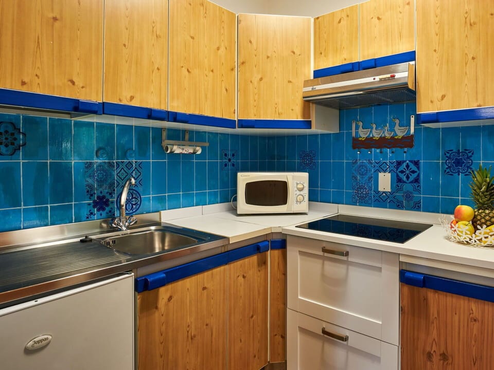 Countertop, Cabinetry, Kitchen Sink, Tap, Sink, Property, Furniture, Blue, Plumbing Fixture, Building