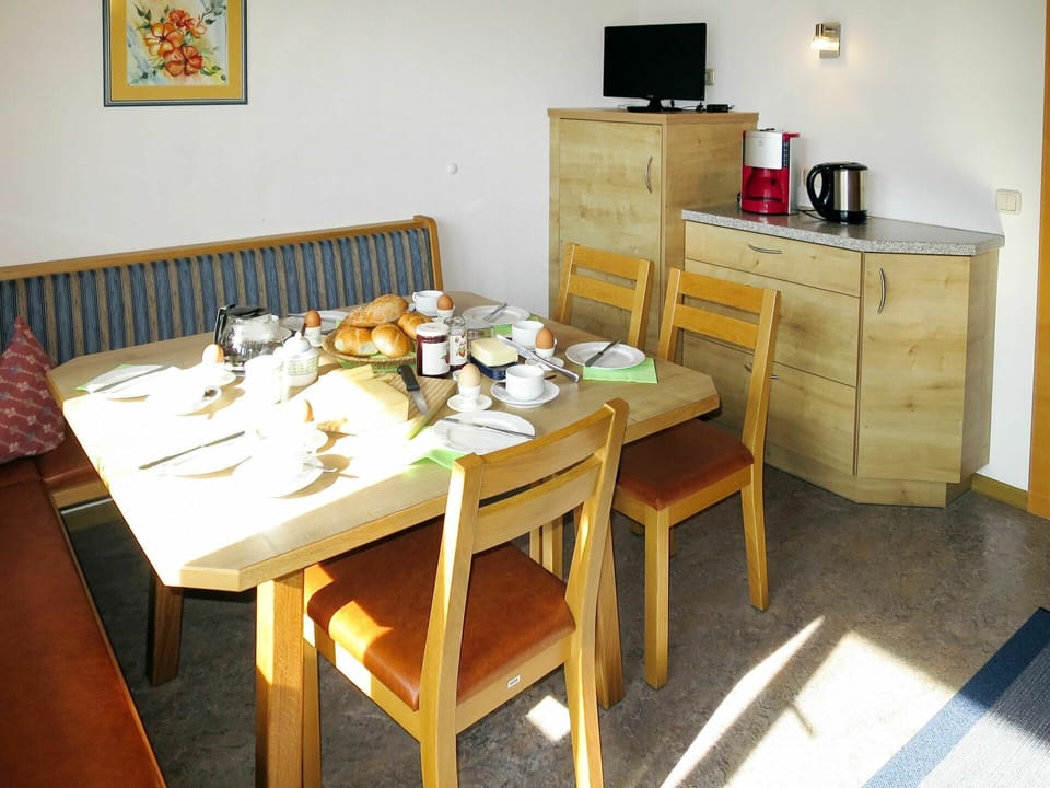 Room, Furniture, Dining Room, Property, Table, Kitchen & Dining Room Table, Interior Design, Floor, Building, Chair