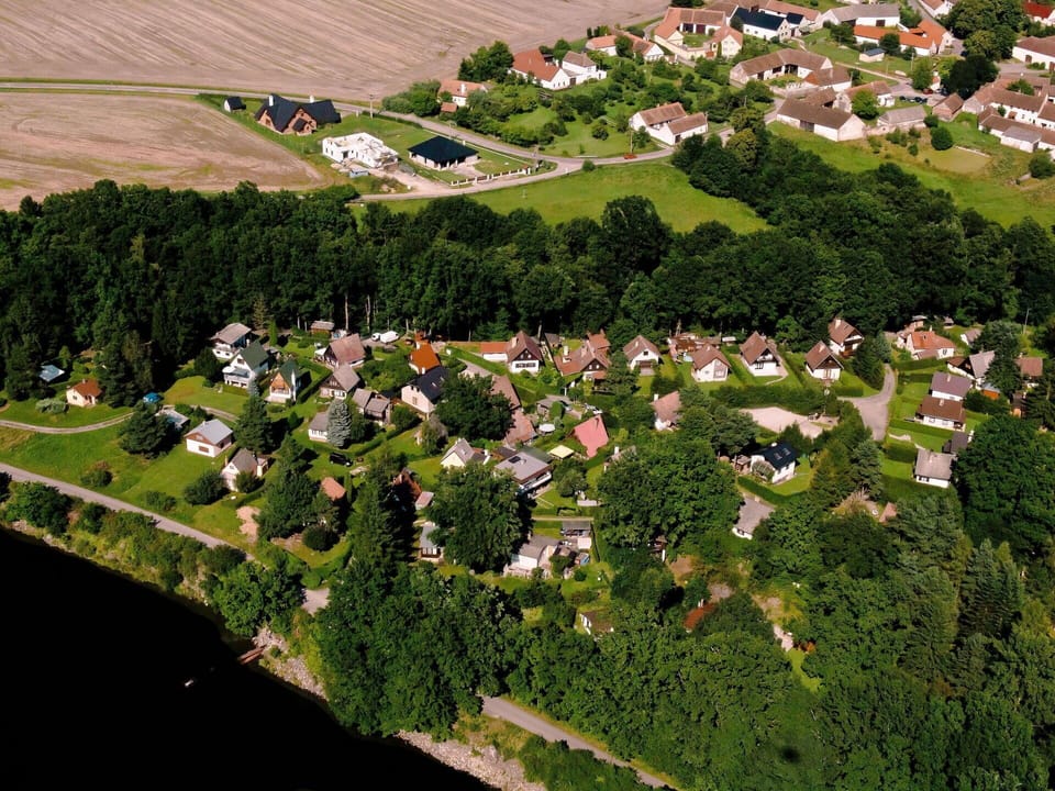 Building, Plant, Natural Landscape, House, Tree, Land Lot, Vegetation, Urban Design, Grass, Residential Area
