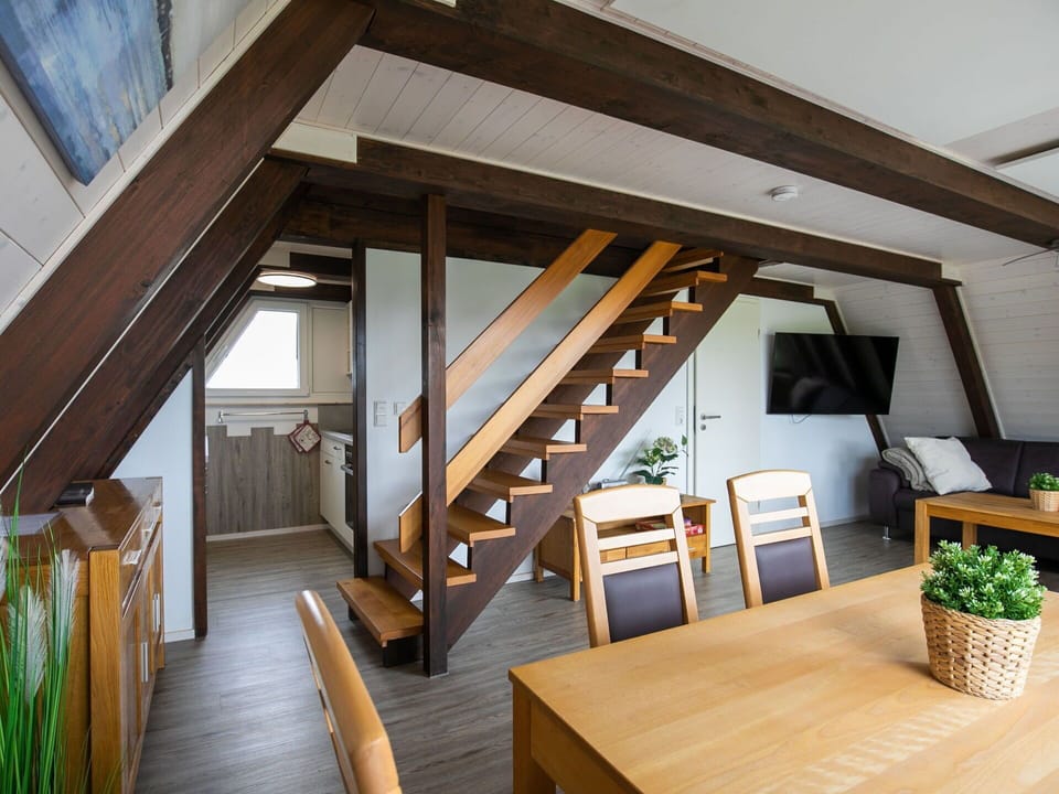 Plant, Table, Building, Wood, Flowerpot, Houseplant, Beam, Flooring, Wood Stain, Hardwood