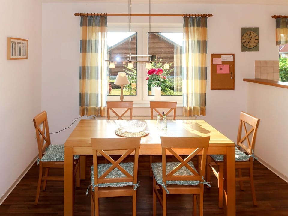 Room, Dining Room, Furniture, Property, Table, Interior Design, Floor, Kitchen & Dining Room Table, Building, House