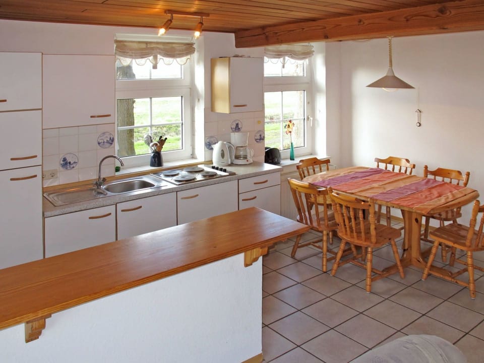 Room, Property, Kitchen, Furniture, Building, Interior Design, Countertop, House, Table, Ceiling