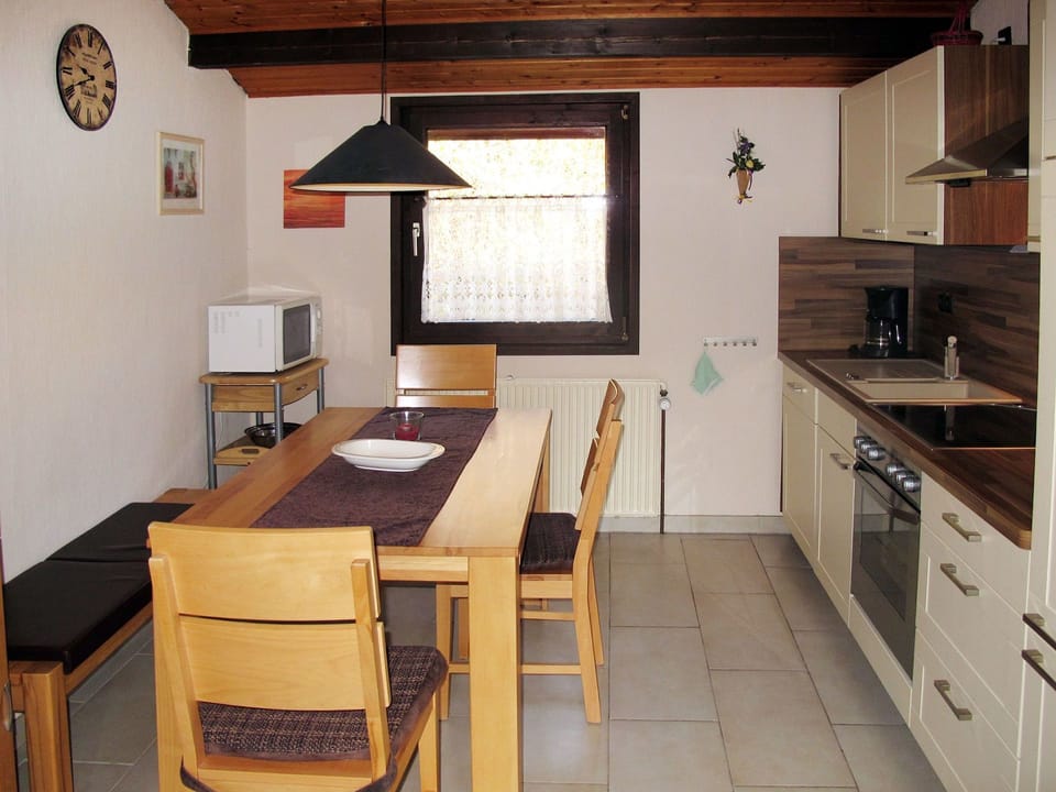 Room, Property, Furniture, Kitchen, Building, Interior Design, Countertop, House, Table, Cabinetry
