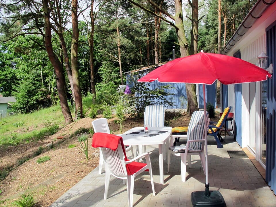 Property, Red, Table, Patio, Tree, Building, Backyard, Real Estate, Umbrella, House