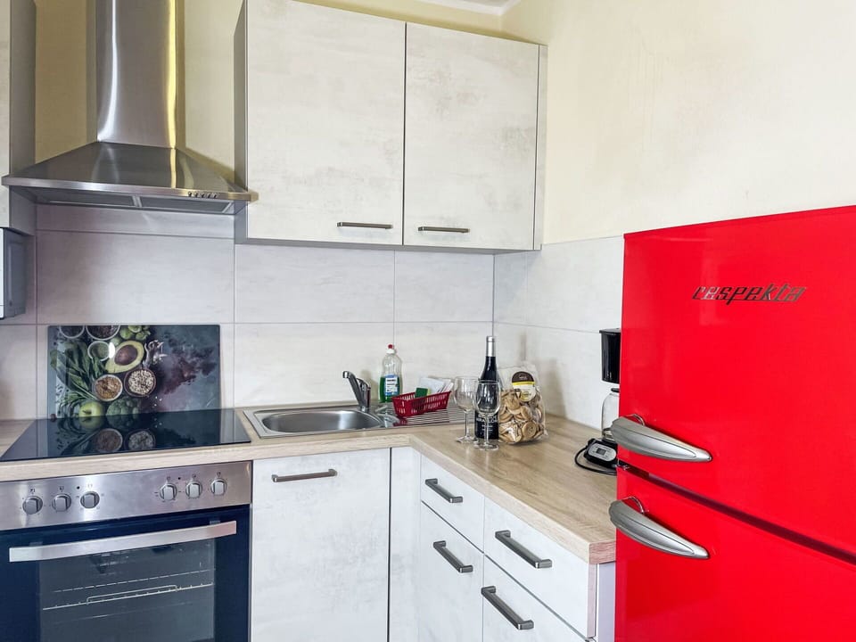 Cabinetry, Countertop, Property, Kitchen Appliance, Kitchen, Kitchen Stove, Home Appliance, Cooktop, Building, Interior Design