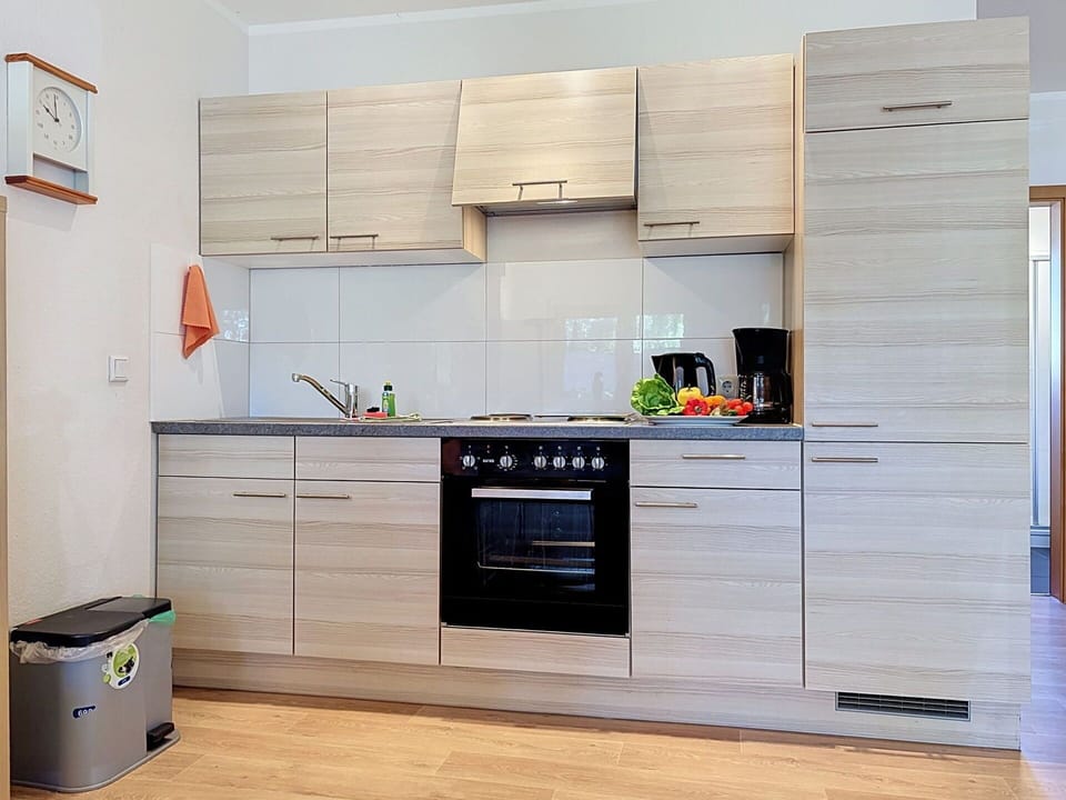 Wall, Plumbing Fixture, Bathroom Sink, Interior Design, Flooring, Bathroom, Floor, Sink, Tap, Plumbing