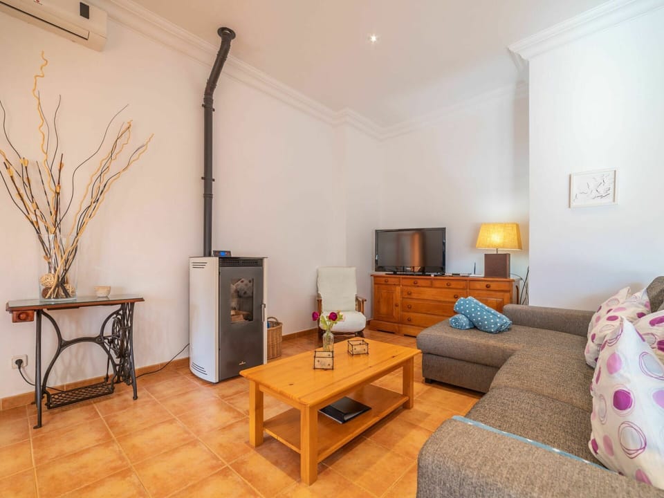 Table, Furniture, Property, Couch, Wood, Interior Design, Lighting, Living Room, Comfort, Floor